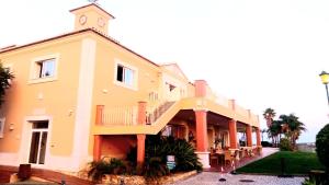 un bâtiment avec une tour d'horloge au sommet dans l'établissement Algarver I - Boavista Golf Fairview SwimPool Villa, à Lagos