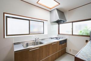 Una cocina o cocineta en 最大10名様 徒歩で海1分 ｺﾝﾋﾞﾆ30秒 長谷駅6分 極楽寺駅6分 大仏12分 貸切一軒家96ｍ2 閑静な住宅地 69 fotos más