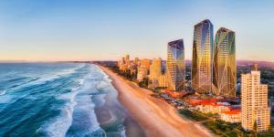 een luchtzicht op een strand met gebouwen en de oceaan bij Sapphire Oceanview Suite in Gold Coast