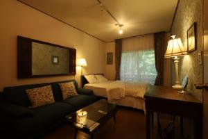 Postel nebo postele na pokoji v ubytování Shirahama Hotel