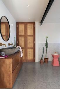 オスロにあるCasa by Bjørkheim, Modern Villa in Osloの木製の洗面台と鏡のあるバスルーム