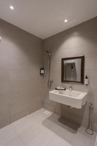 Ένα μπάνιο στο Innspire Hotel by Suntai Hospitality +26 φωτογραφίες