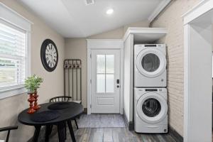 Η κουζίνα ή μικρή κουζίνα στο Unit #5 638 Madison St