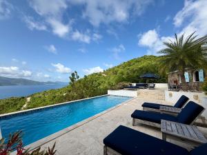 East EndにあるAmazing Views, Stunning Pool, Eco-Luxury Getaway - Dove Cottageの水辺の景色が見えるプール
