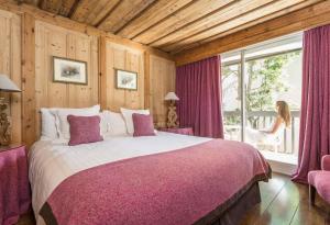 Un pat sau paturi într-o cameră la Hotel Mont Blanc Megève