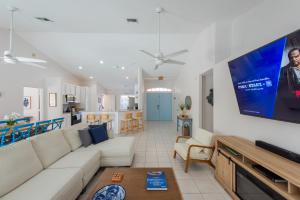 un soggiorno con un divano e una TV di Blue Breeze Retreat a Vero Beach