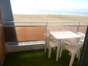 ポール・ラ・ヌーヴェルにあるle sunsetのビーチを望むバルコニー(テーブル、椅子付)