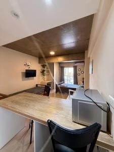 a kitchen and living room with a table and a couch at Departamento amplio con pileta y Parrilla barrio norte in San Miguel de Tucumán
