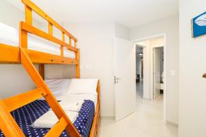 a bunk bed in a room with a ladder at Apartamento Garden Caiobá com Piscina Praia Brava in Matinhos +43 photos