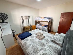Ένα ή περισσότερα κρεβάτια σε δωμάτιο στο Casa Completa para até 5 hóspedes próx Santa Casa