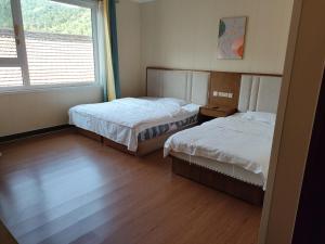 Katil atau katil-katil dalam bilik di Jinshanling Great Wall Longteng Farmhouse
