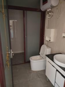 Bilik mandi di Jinshanling Great Wall Longteng Farmhouse