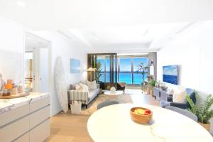 een keuken en woonkamer met uitzicht op de oceaan bij Sapphire Oceanview Suite in Gold Coast