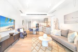 een woonkamer met een bank en een tafel bij Sapphire Oceanview Suite in Gold Coast
