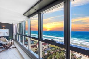 een kamer met uitzicht op de oceaan bij Sapphire Oceanview Suite in Gold Coast