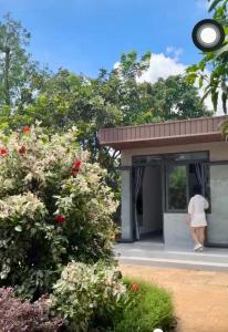 Homestay Buôn Mê 4外面的花园