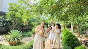 Homestay Buôn Mê 4外面的花园