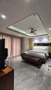 Postel nebo postele na pokoji v ubytování One Euphoria Luxe Hotel