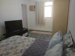 Телевизор и/или развлекательный центр в Praia Botafogo 5 minutos Copacabana, completo, SmarTV e metrô perto