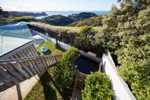 Waiheke IslandにあるCalypso -Waiheke island Villaの海の景色を望むバルコニーが備わります。