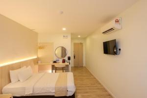 波德申Innspire Hotel by Suntai的一间配有床和电视的酒店房间