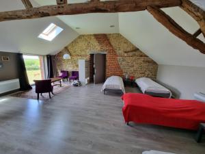 Televisyen dan/atau pusat hiburan di Maison de charme avec grand dortoir, jardin privé et terrasse, proche Val Joly - FR-1-510-162