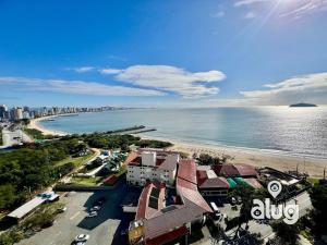 an aerial view of a beach and the ocean at Vista Incrível LUXO Férias Beto Carrero in Piçarras