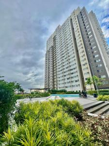 un gran edificio de apartamentos con piscina frente a él en The Penthouse - 3BR Bi-Level Avida Aspira Tower 1, en Cagayan de Oro 108 fotos más