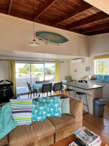 Χώρος καθιστικού στο GIVE305A - Modern Funky Bach