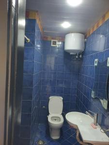 Un baño con azulejos azules, inodoro y lavabo. en Chalets for rent Portomarino Alamin, en El Alamein 10 fotos más