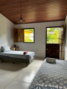 Un dormitorio con dos camas y techo de madera. en Peaceful Retreat in Atlantic Forest, en Recife