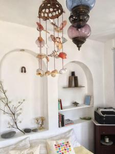 Habitación con varias lámparas de araña colgando del techo en Dimitri Ada Evi & Restaurant en Gokceada Town