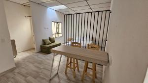 a living room with a table and a dining room at Apartaestudio tipo Loft tranquilo cerca al Parque in Armenia