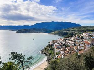 a view of a town on the shore of a beach at El Orbayín de Llastres in Lastres