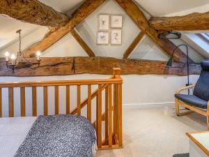 une chambre avec un lit et une chaise bleue dans l'établissement Appleshine Cottage, à Almondbury