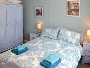 En eller flere senge i et værelse på Cobblers Cottage