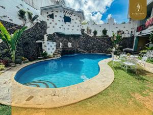 a swimming pool in the yard of a building at La Mansion Tagaytay in Galicias