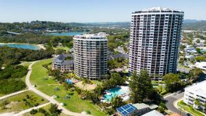 une vue aérienne sur deux grands bâtiments et un parc dans l'établissement Royal Palm Resort on the Beach, à Gold Coast