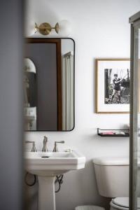 Un baño con lavabo, espejo e inodoro. en LumberJill Lodge Room 3, en Balsam Lake