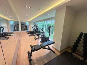 una palestra con diversi tapis roulant e macchine ellittiche di The Beach On The East Ville a Ban Hua Khao Sammuk