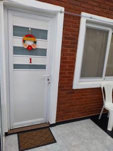 a white door with a wreath on it next to a building at LoDeLira Apart in Federación
