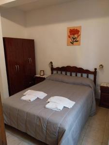 a bedroom with a large bed with towels on it at LoDeLira Apart in Federación