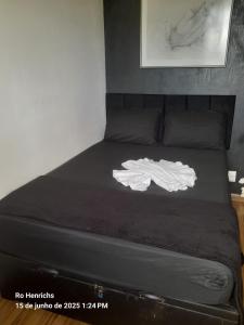 uma cama com uma pilha de toalhas brancas em Centro, Maracanã privado total, SmarTV, vista panorâmica no Rio de Janeiro