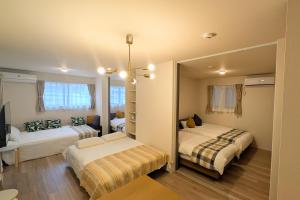 Ένα ή περισσότερα κρεβάτια σε δωμάτιο στο Cozy Base Akasaka