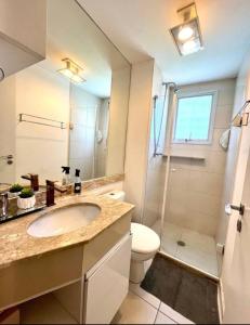 a bathroom with a sink and a toilet and a shower at 704 B Luxo Centro SP | Brás - Completo + vaga de garagem in Sao Paulo