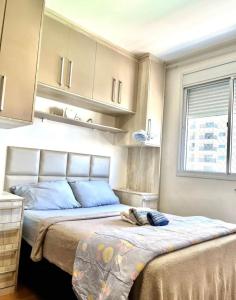 a bedroom with two beds with a cat laying on the bed at 704 B Luxo Centro SP | Brás - Completo + vaga de garagem in Sao Paulo