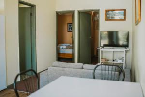 Un televizor și/sau centru de divertisment la Kosciuszko Base Camp