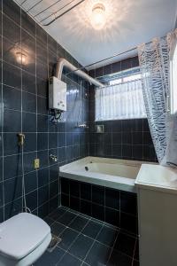 y baño con bañera, aseo y lavamanos. en Apartamento No Leme, en Río de Janeiro