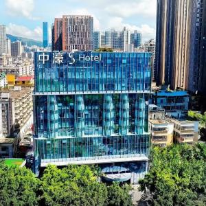 a tall blue building with a sign on it at 中濠s酒店福田口岸会展中心店 in Shenzhen