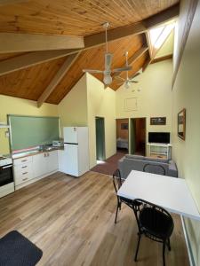 O bucătărie sau chicinetă la Kosciuszko Base Camp +16 fotografii